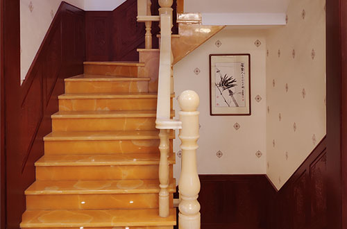 郁南中式别墅室内汉白玉石楼梯的定制安装装饰效果